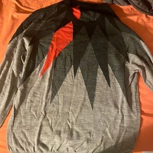 Excellent quality sweater with black and red color